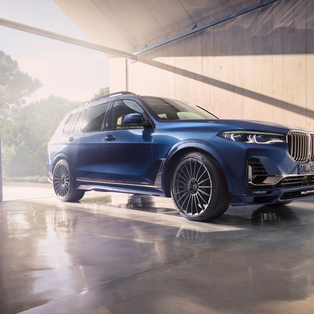 Внедорожник BMW Alpina XB7, 2021 года в гараже 