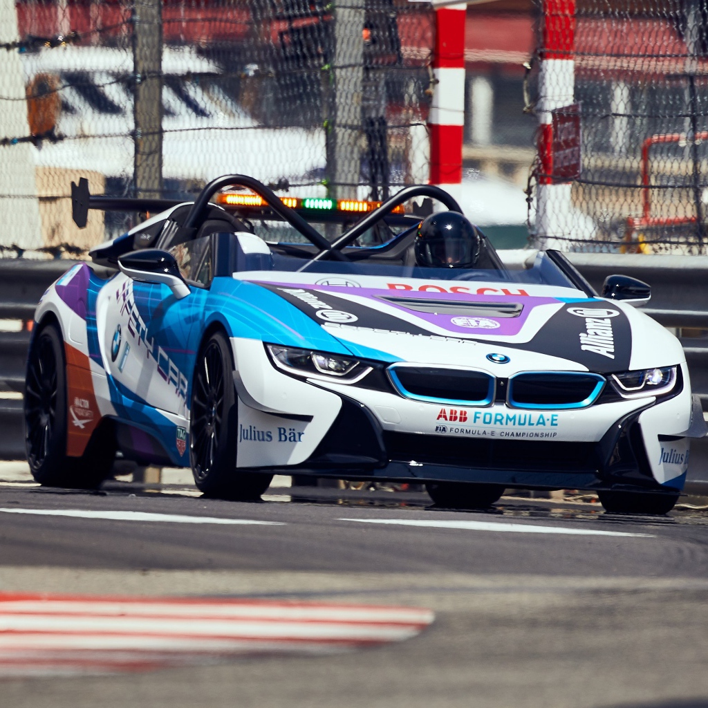 Гоночный автомобиль BMW I8 Roadster на трассе 