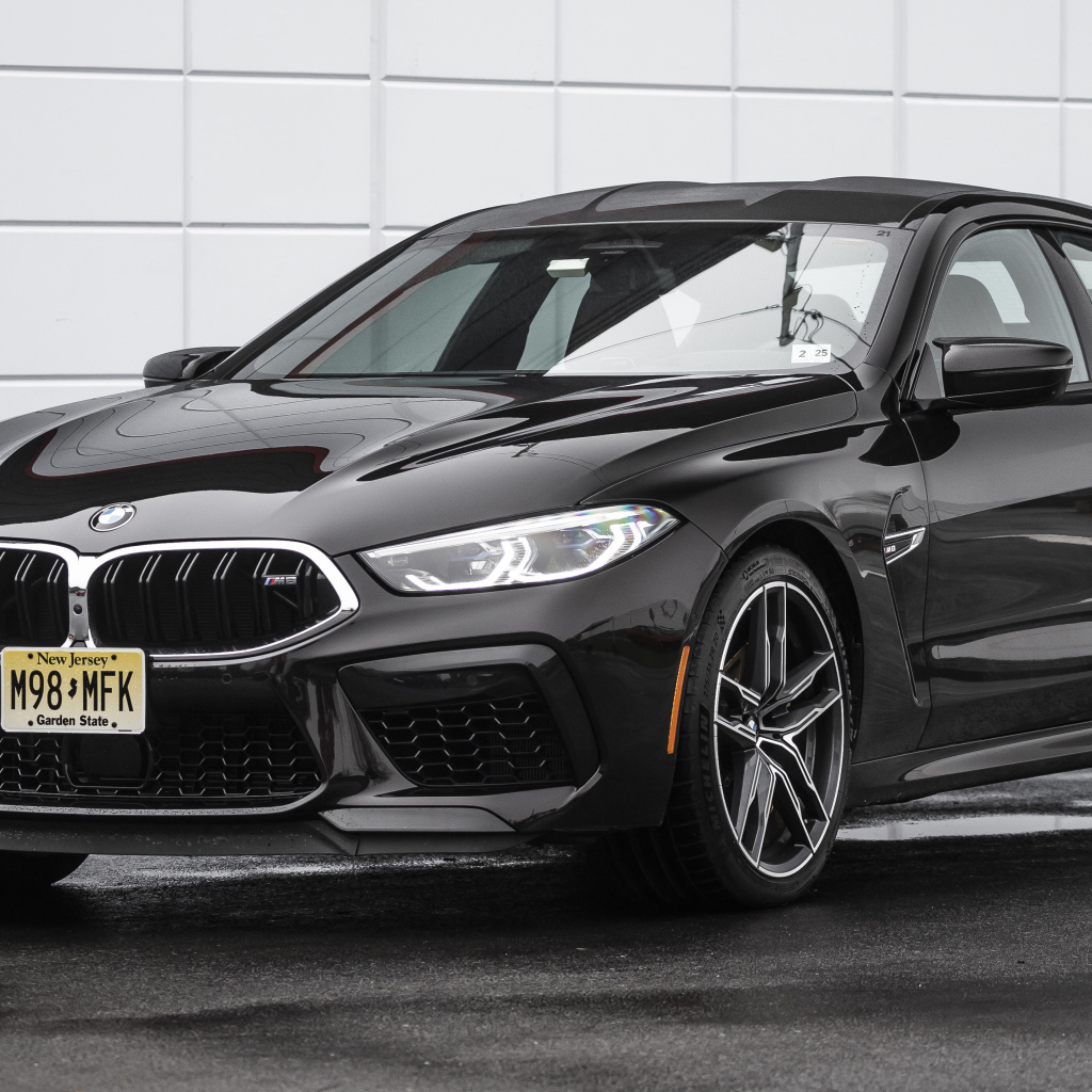 Черный автомобиль BMW M8, 2020 года