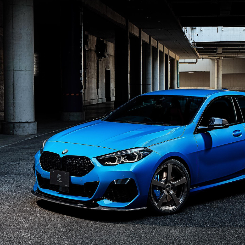 Синий автомобиль BMW 2 Series Gran Coupé 2020 года на подземной парковке