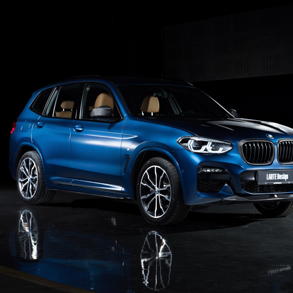 Синий автомобиль Larte Design BMW X3 XDrive30d 2020 года на черном фоне