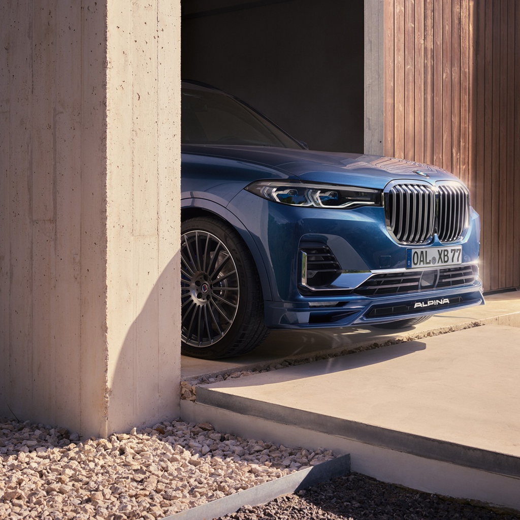 Автомобиль BMW Alpina XB7, 2021 года выезжает из гаража
