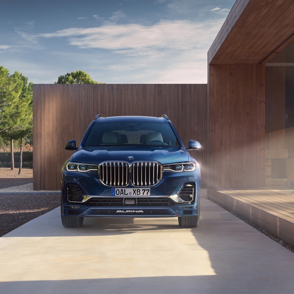 Автомобиль BMW Alpina XB7, 2021 года у дома