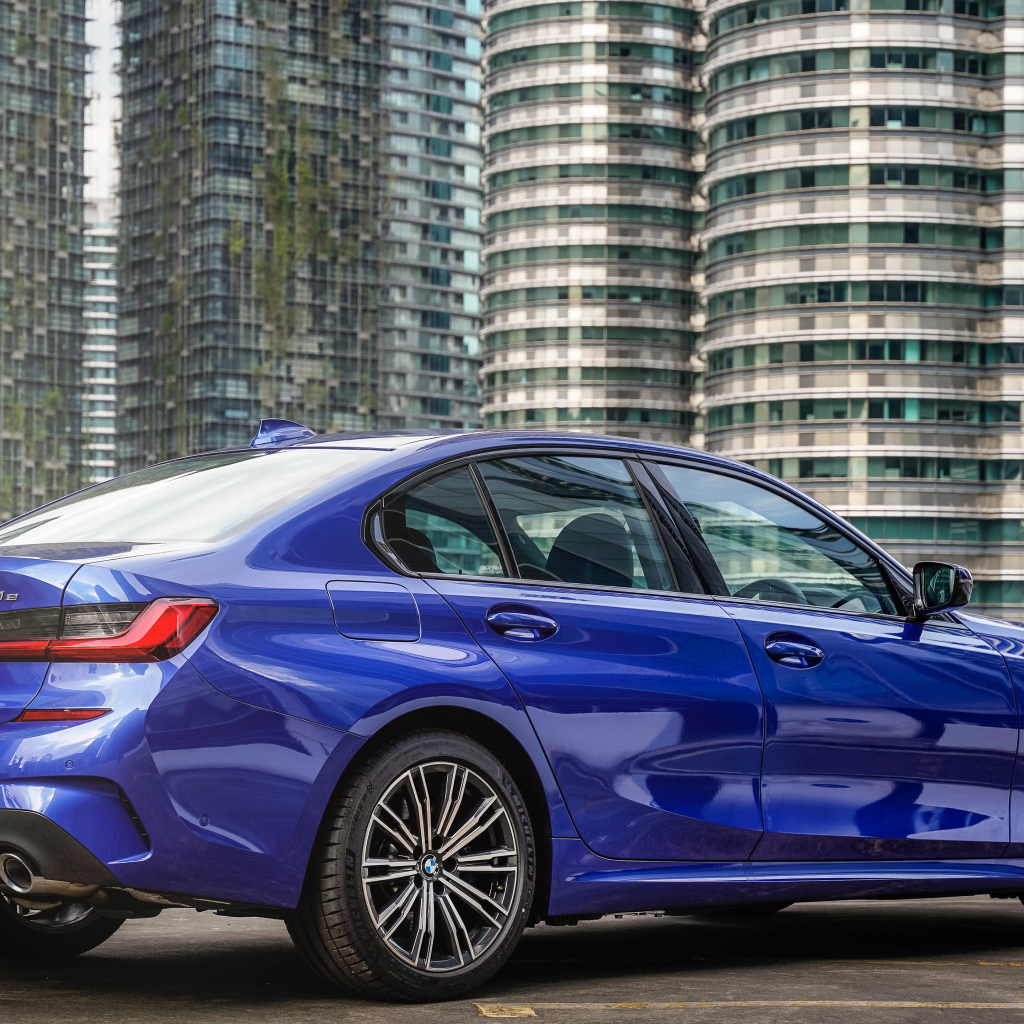 Дорогой автомобиль BMW 330e M Sport 2021 года вид сзади