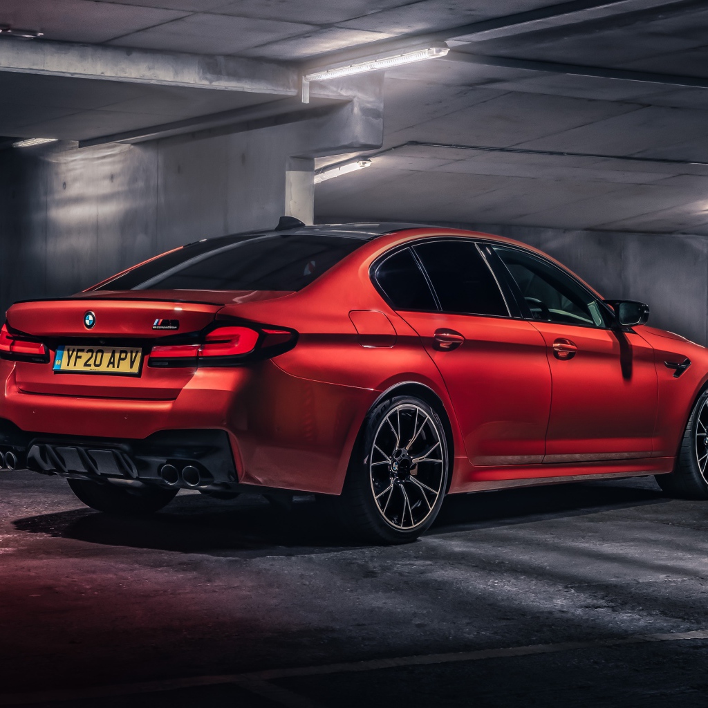 Красный автомобиль BMW M5 Competition 2020 года в тоннеле 