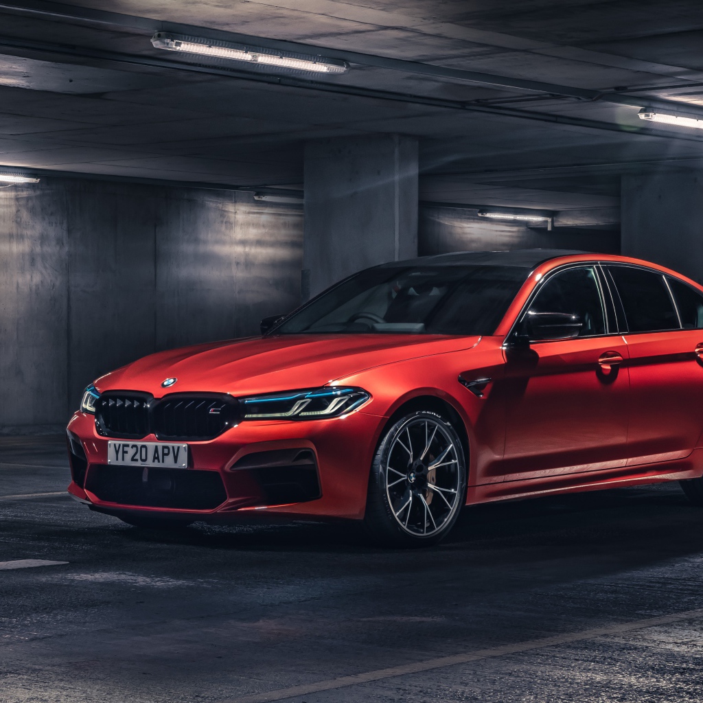 Красный автомобиль BMW M5 Competition 2020 на подземной парковке