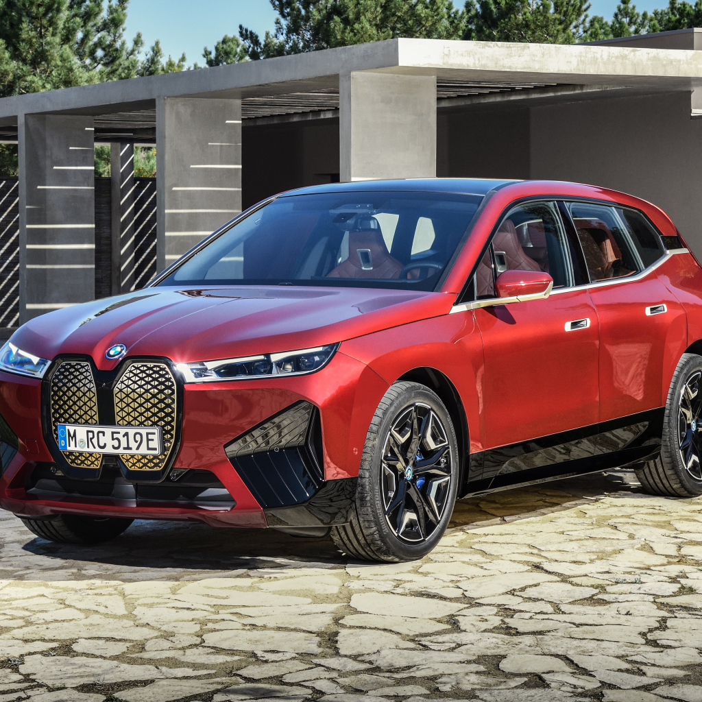 Красный кроссовер BMW IX Sport 2021 года у дома