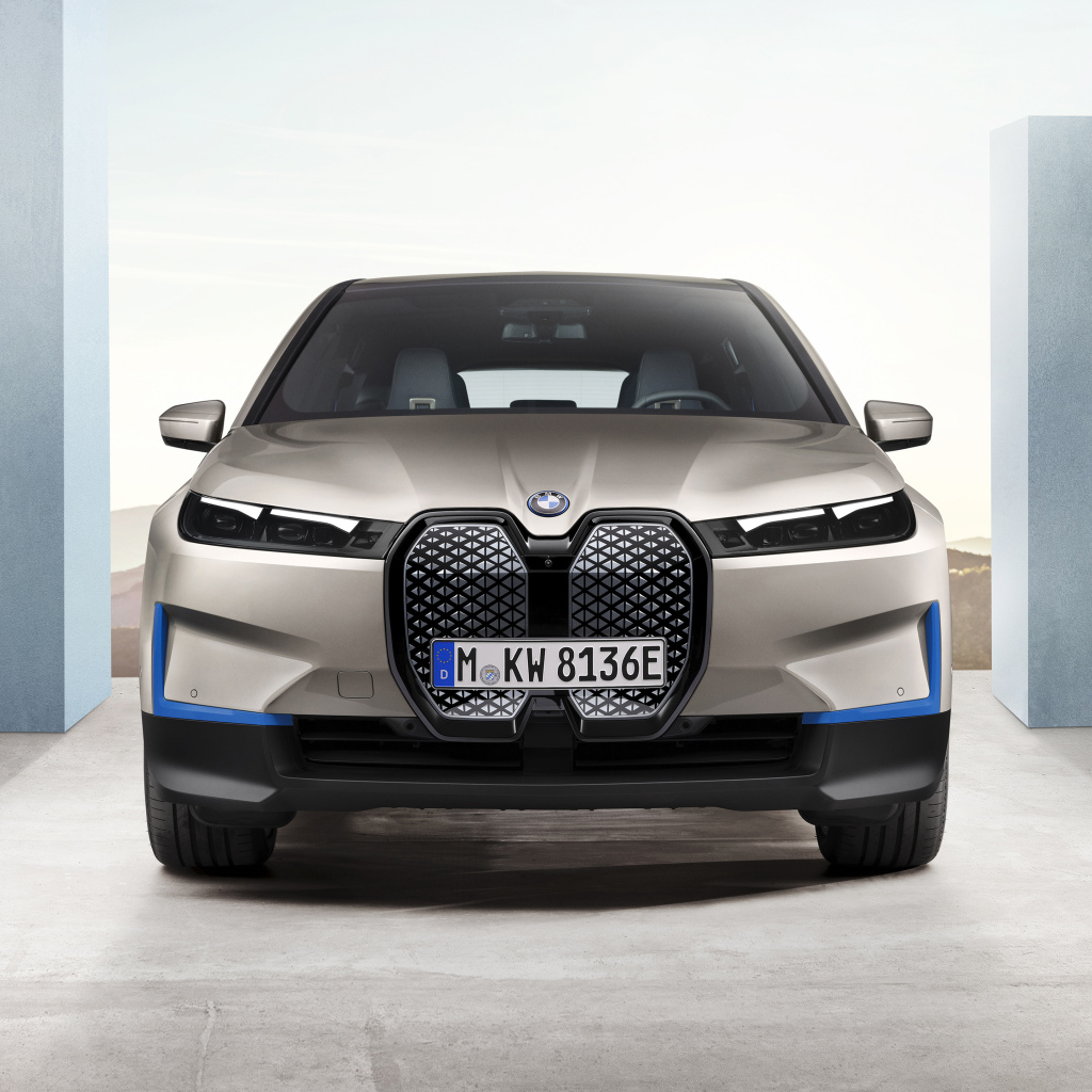 Серебристый автомобиль BMW IX 2021 года вид спереди