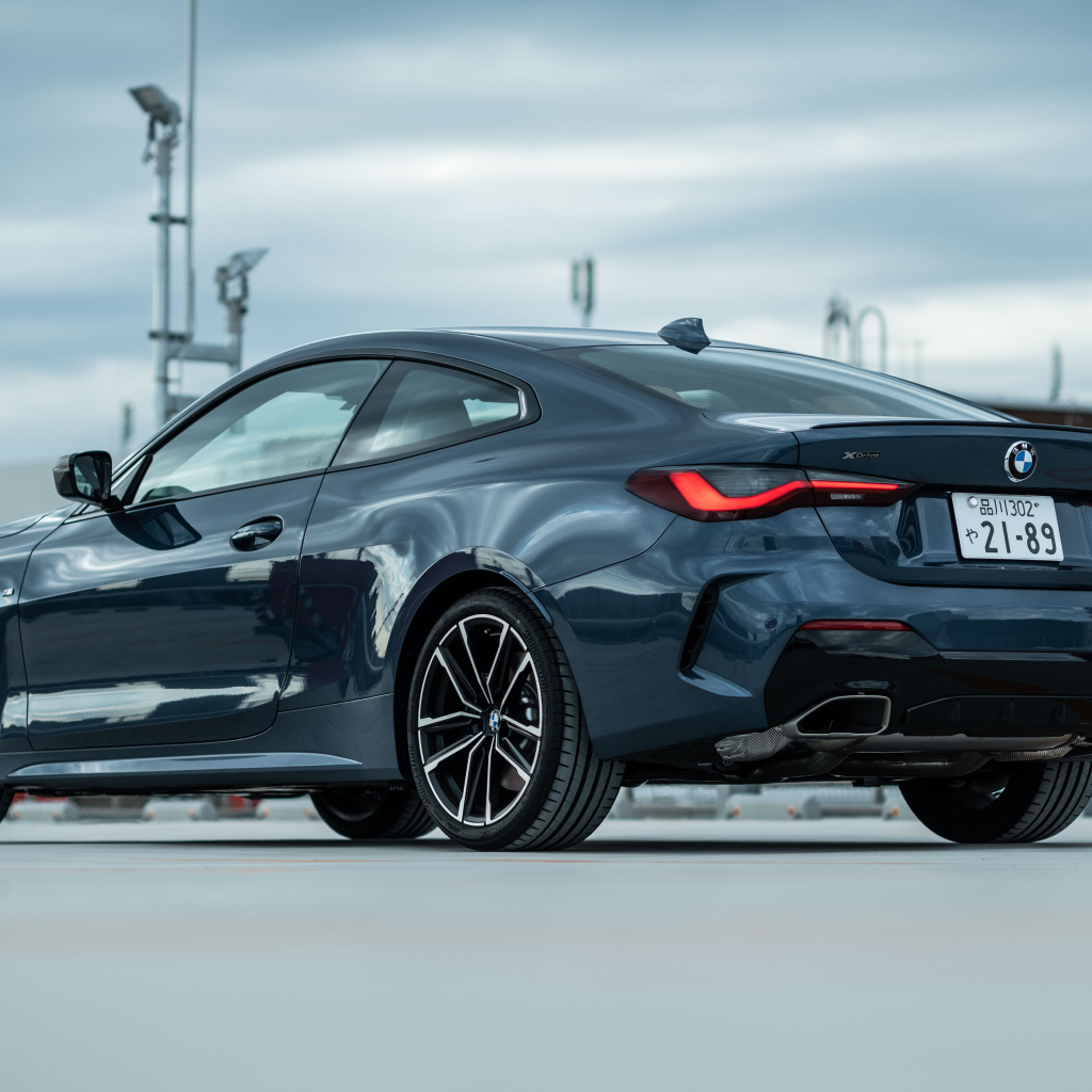 Стильный автомобиль BMW M440i XDrive Coupé 2020 года вид сзади