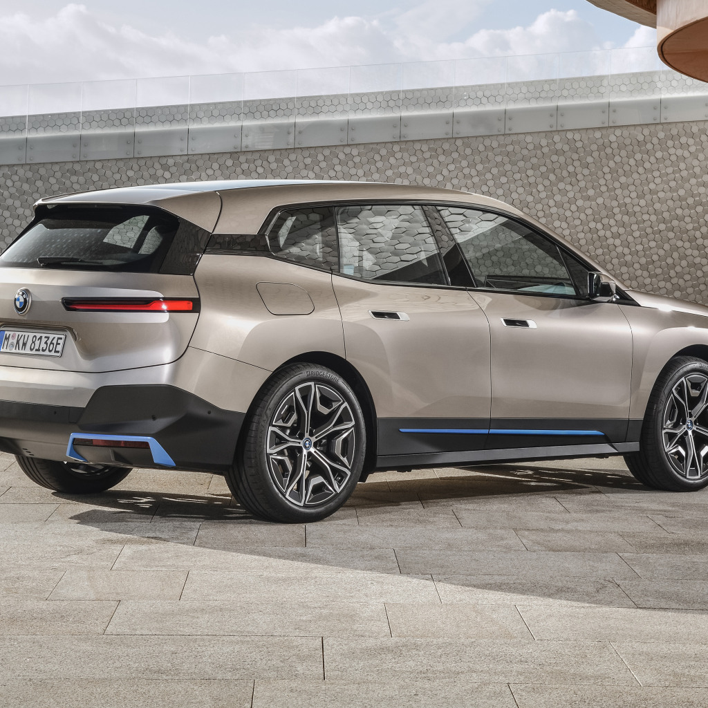 Стильный автомобиль BMW IX Sport 2021  года вид сзади