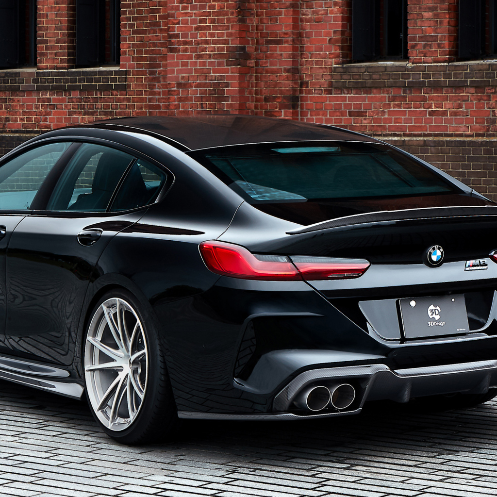 Стильный черный автомобиль BMW M8, 2020 года вид сзади