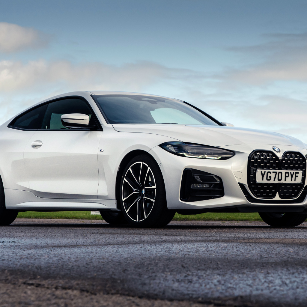 Белый автомобиль BMW 420i Coupé M Sport 2020 года на фоне неба