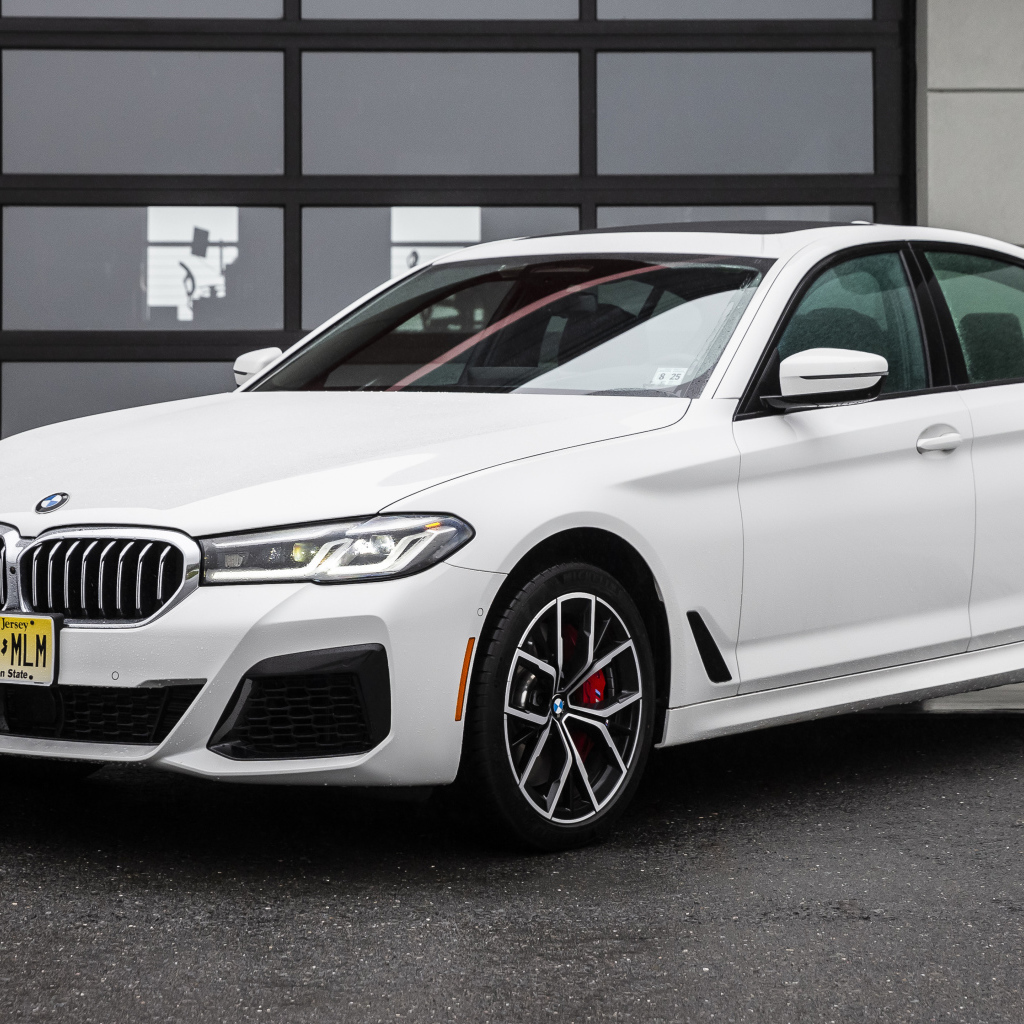 Белый автомобиль BMW 540i XDrive M Sport, 2021 года