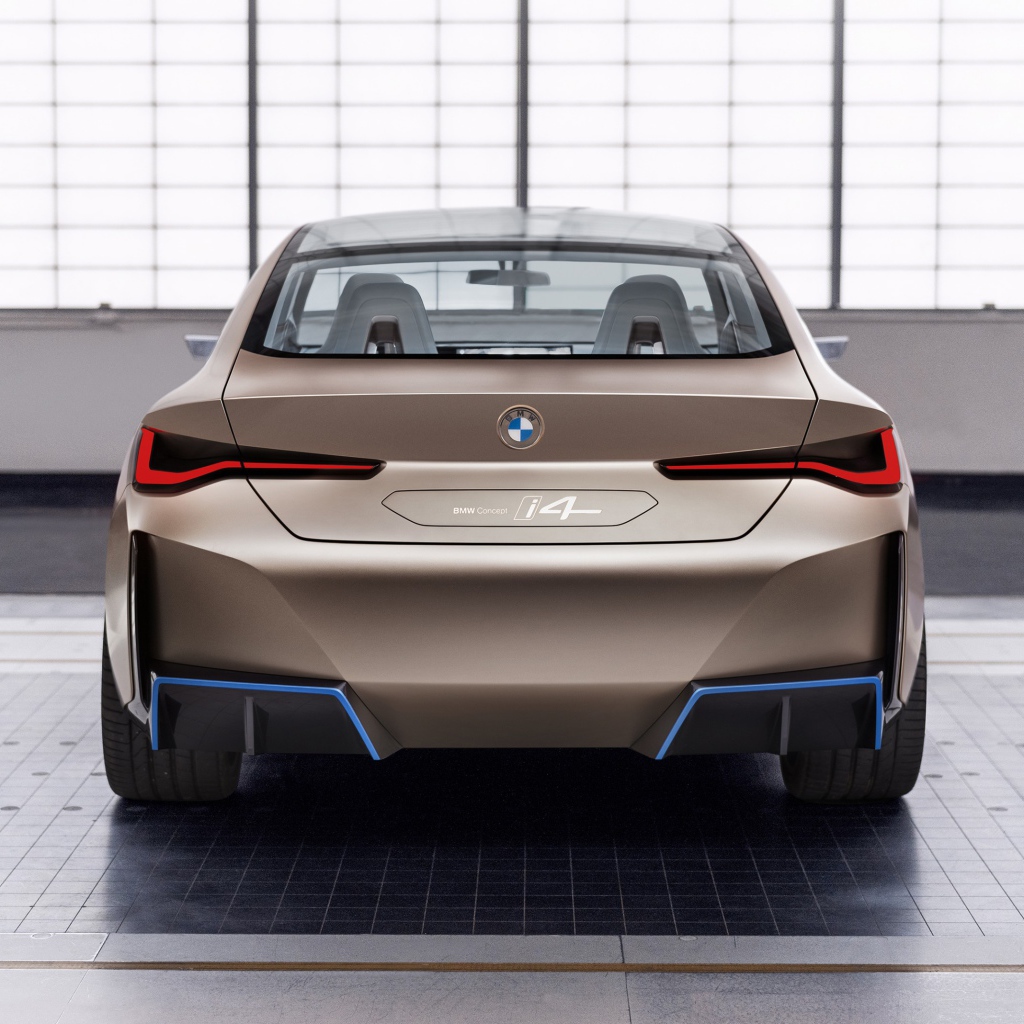 Автомобиль BMW Concept I4 2020 года вид сзади