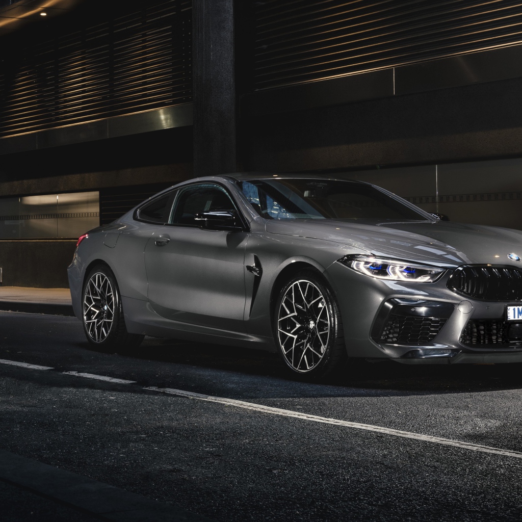 Автомобиль BMW M8 Competition Coupe 2020 года на улице города