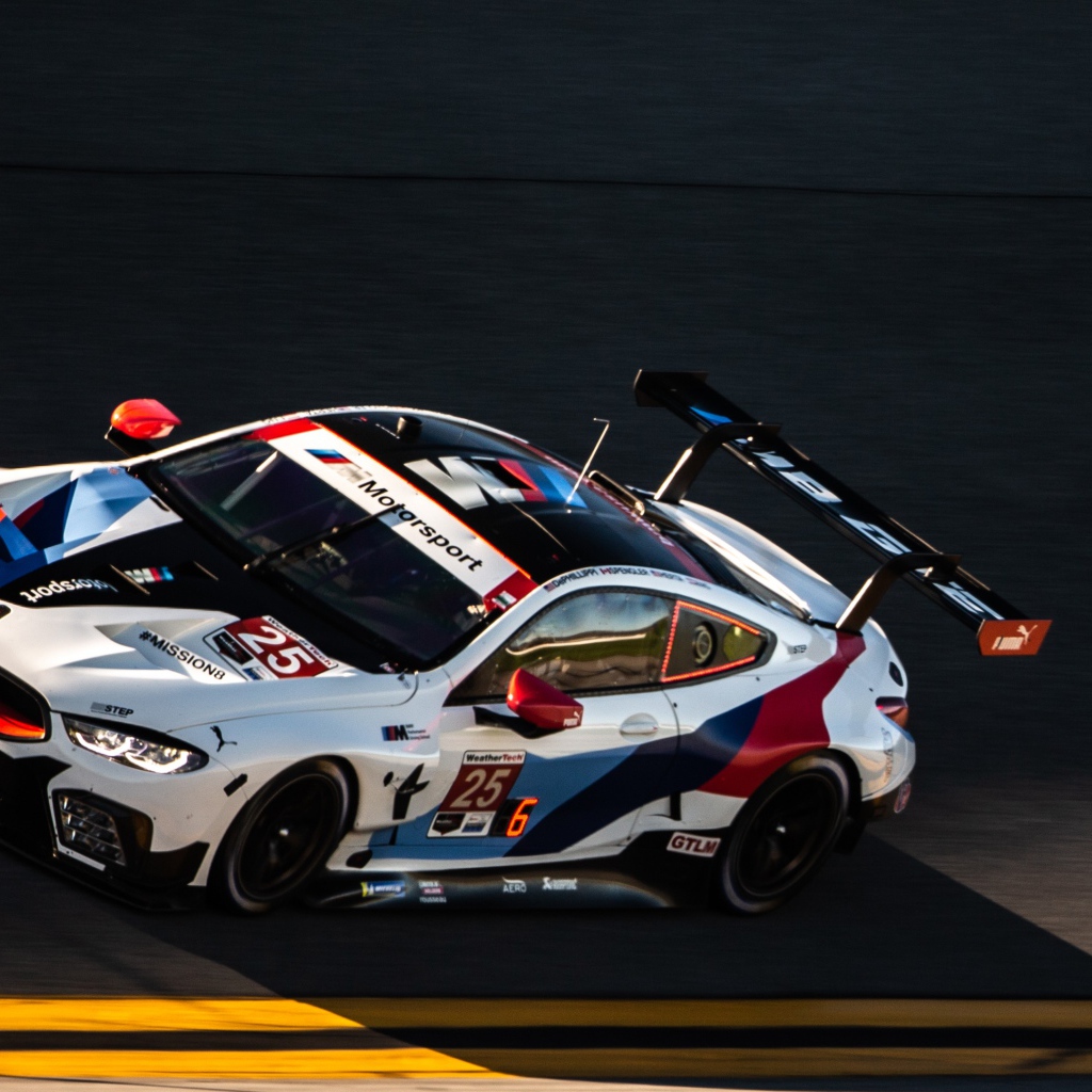 Быстрый автомобиль BMW M8 GTE 2020 года на трассе