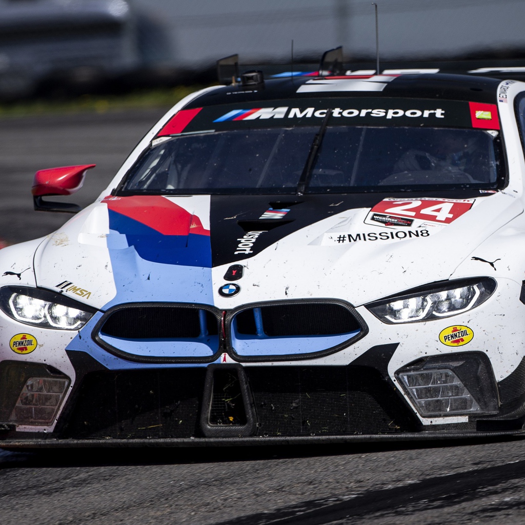 Спортивный автомобиль BMW M8 GTE 2020 года на гоночной трассе