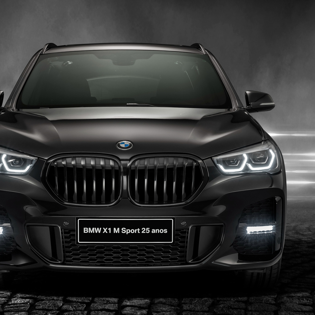 Черный автомобиль BMW X1 SDrive20i M Sport 25 Anos 2020 года вид спереди