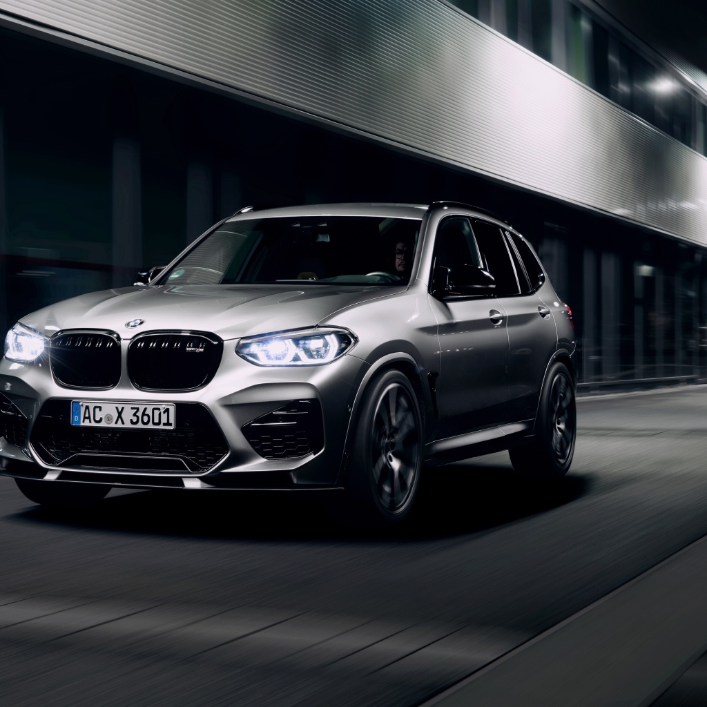Автомобиль BMW X3 M 2020 года на улице города