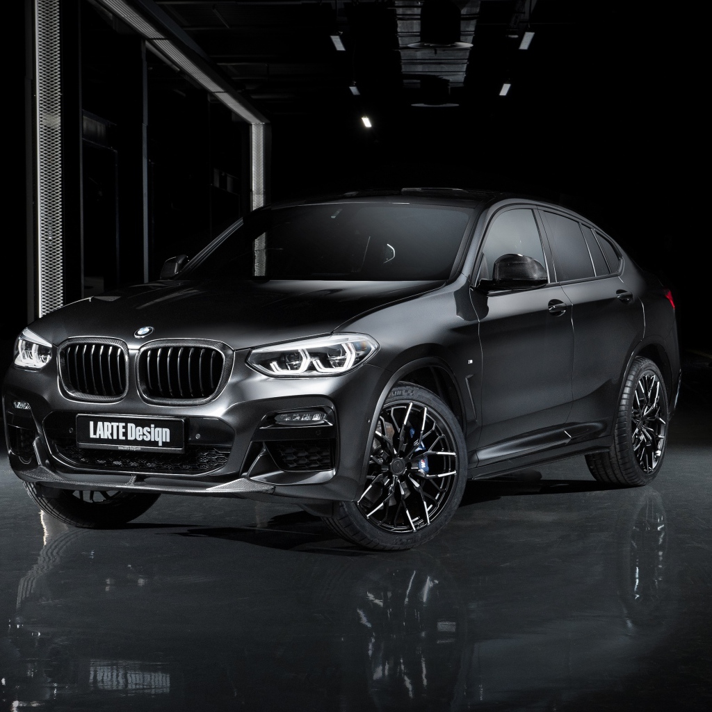 Черный внедорожник Larte Design BMW X4 2020 года в гараже 