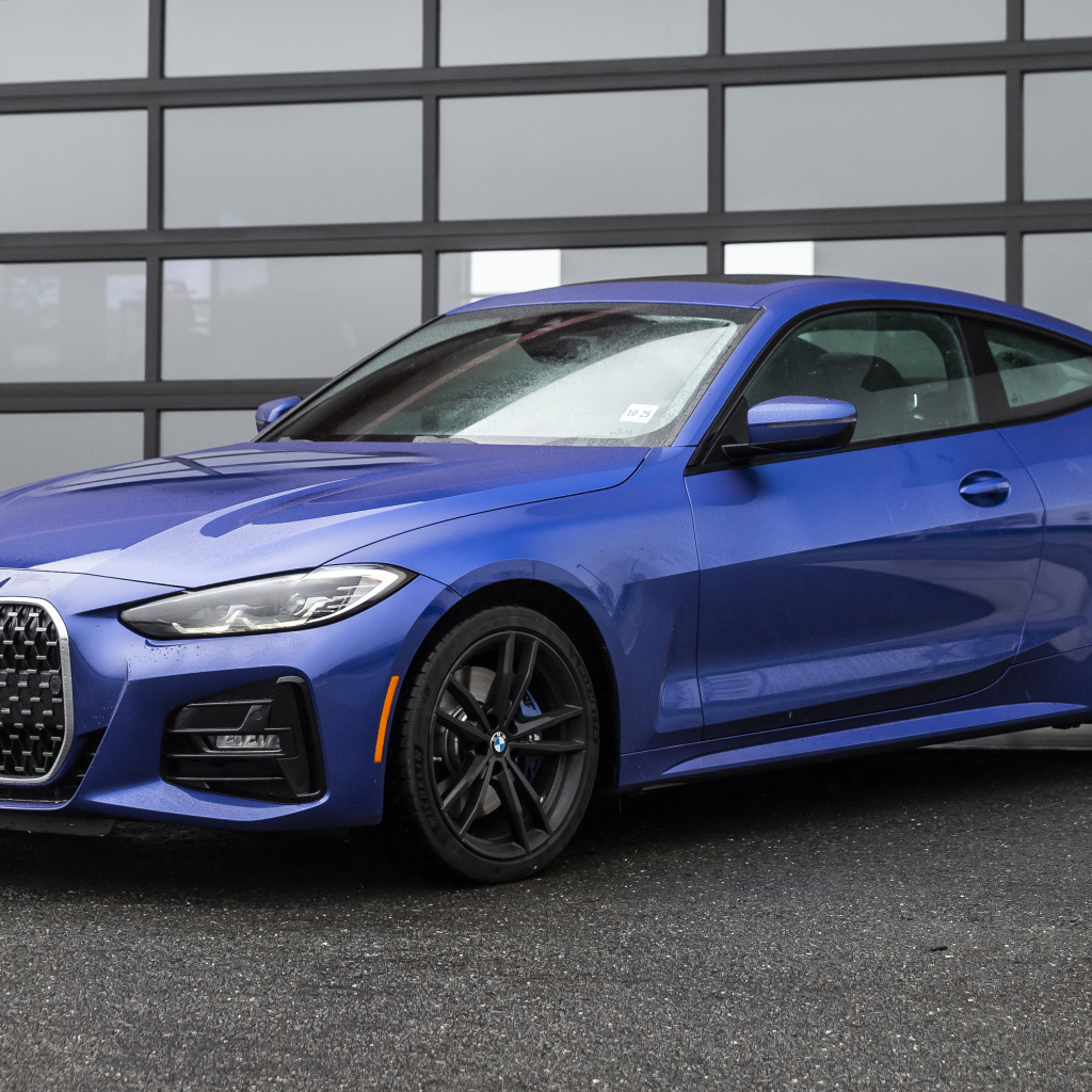 Синий автомобиль BMW 430i XDrive, 2021 года у гаража