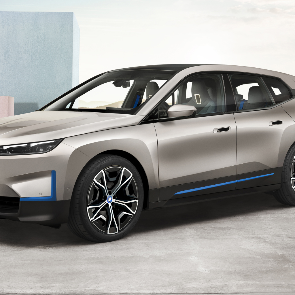 Автомобиль BMW IX 2021 года на выставке