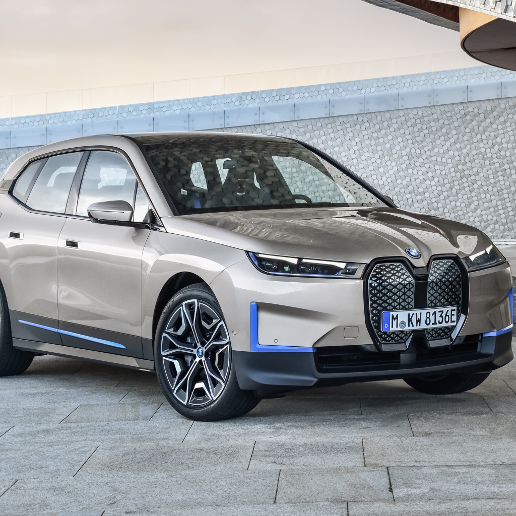 Серебристый внедорожник BMW IX Sport 2021 года  у стены