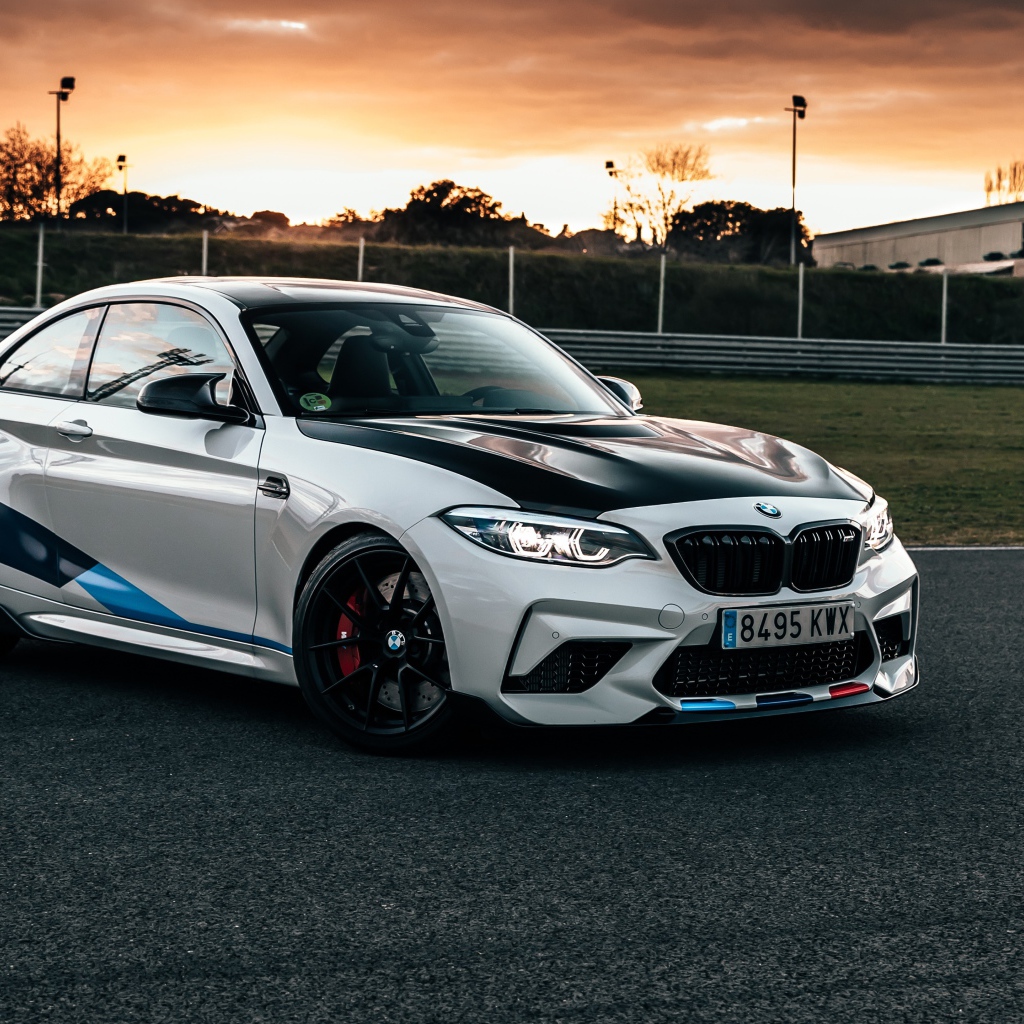 Гоночный автомобиль BMW M2 на трассе 