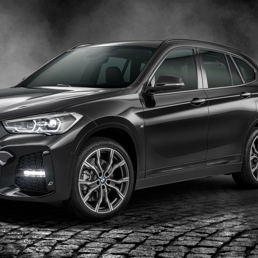 Черный автомобиль BMW X1 SDrive20i M Sport 25 Anos 2020 года в свете софитов