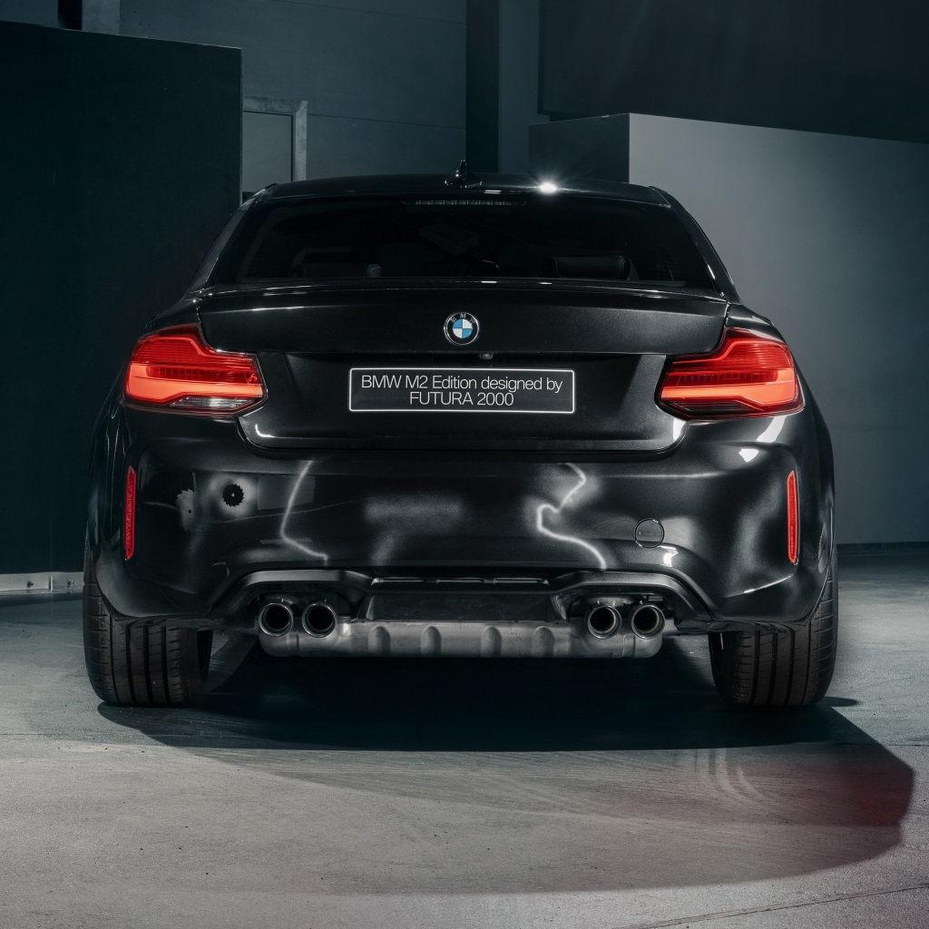 Черный автомобиль  BMW M2, 2020 года вид сзади