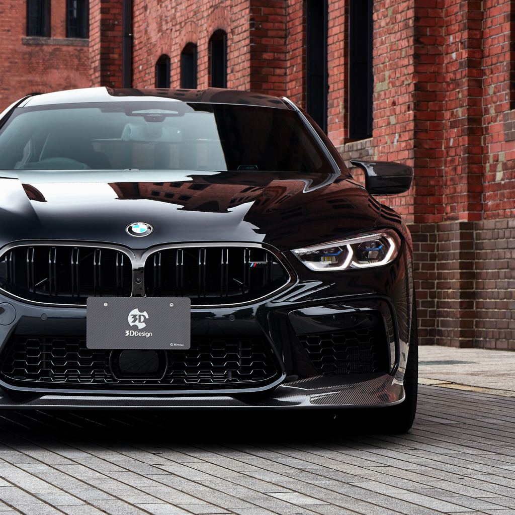 Черный автомобиль BMW M8, 2020 года у кирпичной цены