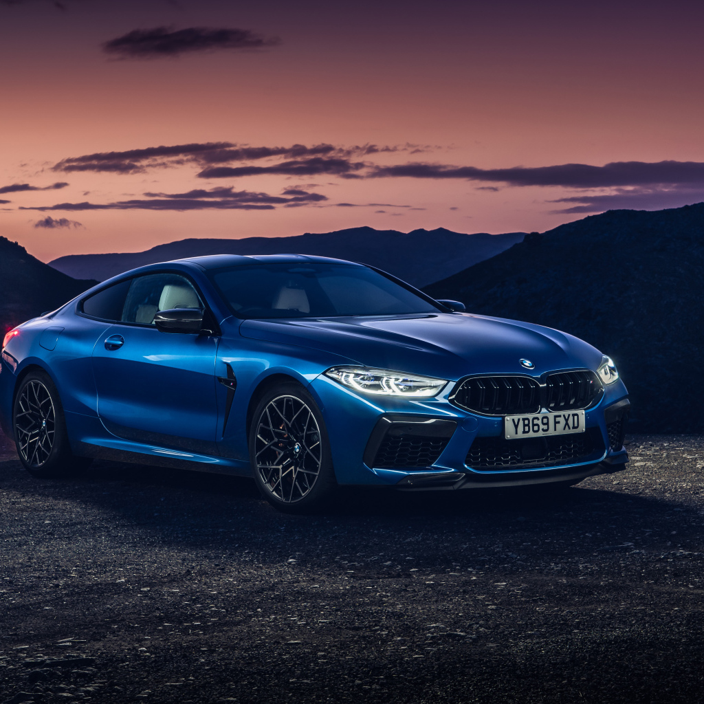 Синий автомобиль BMW M8 Competition Coupe 2019 года на фоне гор