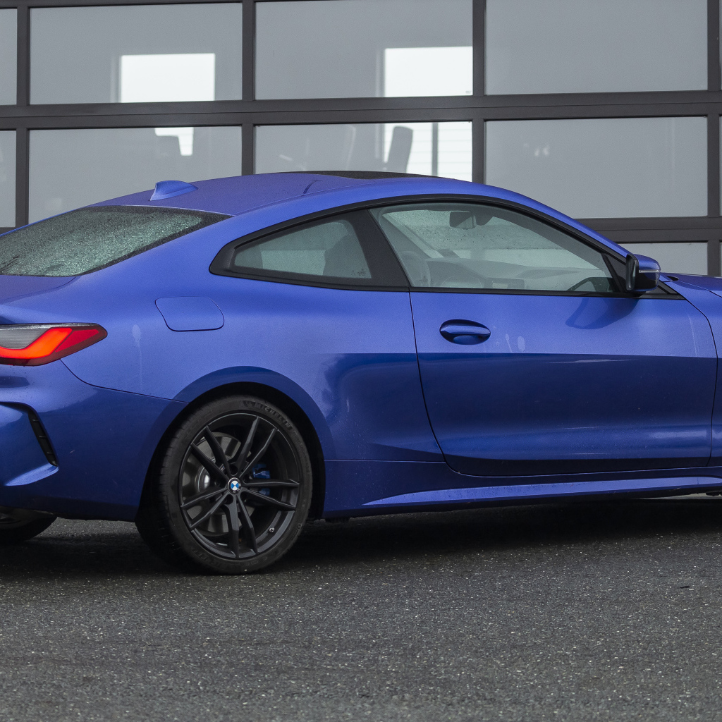 Синий автомобиль BMW 430i XDrive, 2021 года вид сбоку