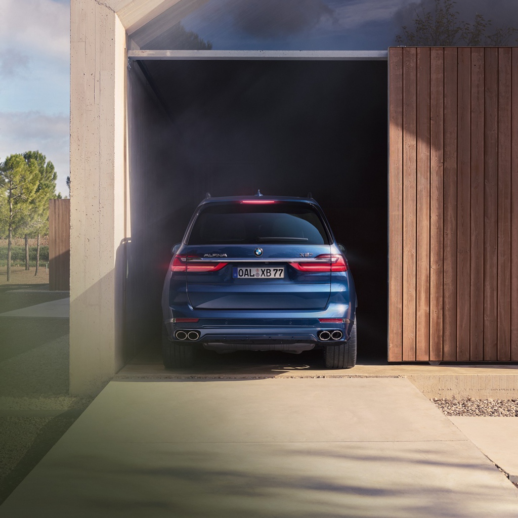 Синий внедорожник BMW Alpina XB7, 2021 года в гараже