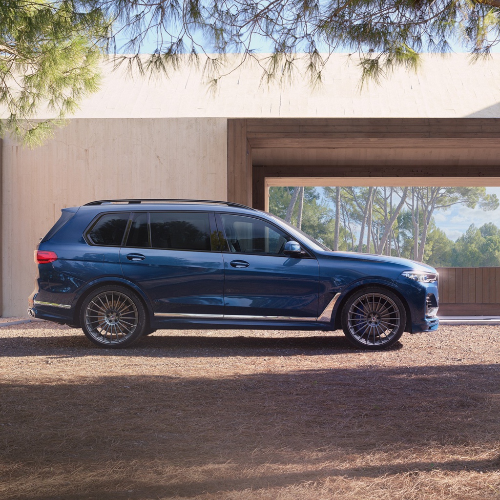 Синий внедорожник  BMW Alpina XB7, 2021 года 