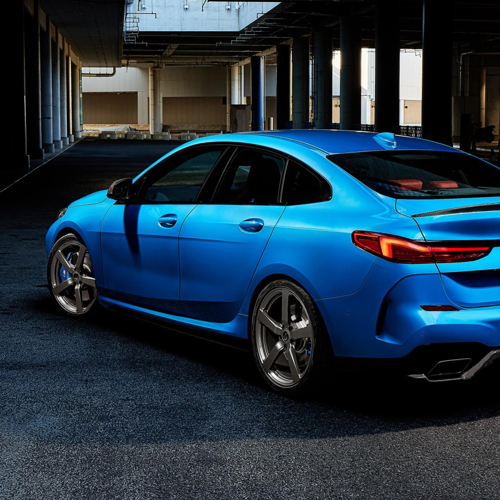 Синий автомобиль BMW 2 Series, 2020 года вид сзади