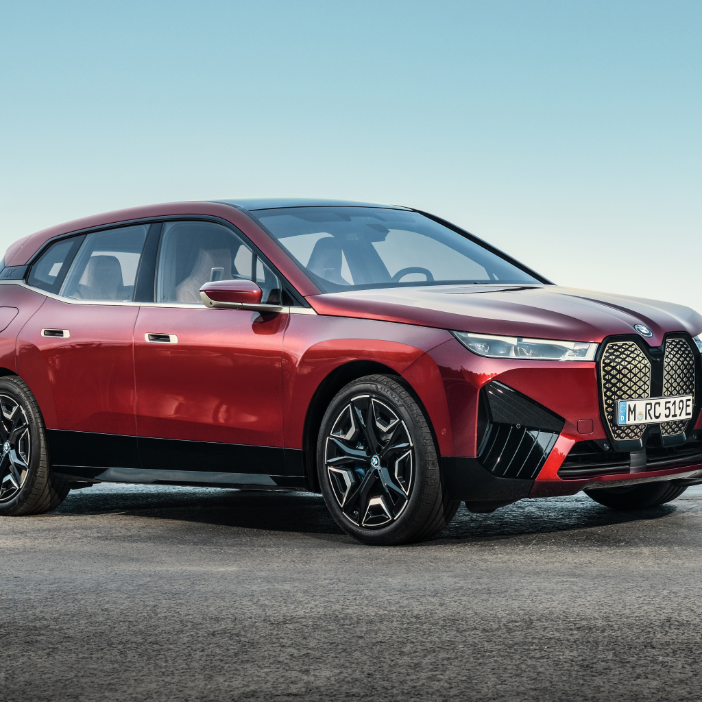 Бордовый автомобиль BMW IX 2021 года у воды