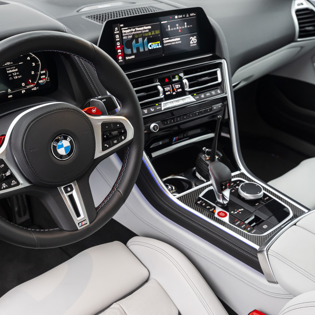 Салон автомобиля BMW M8, 2020 года