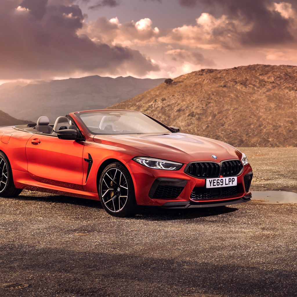 Красный кабриолет BMW M8, 2019 года у гор