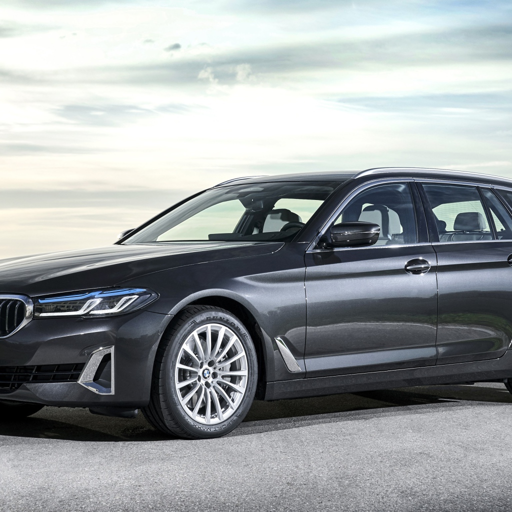 Серебристый автомобиль BMW 530d XDrive 2020 года на дороге 