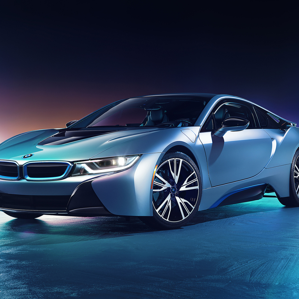 Серебристый автомобиль BMW I8 CGI