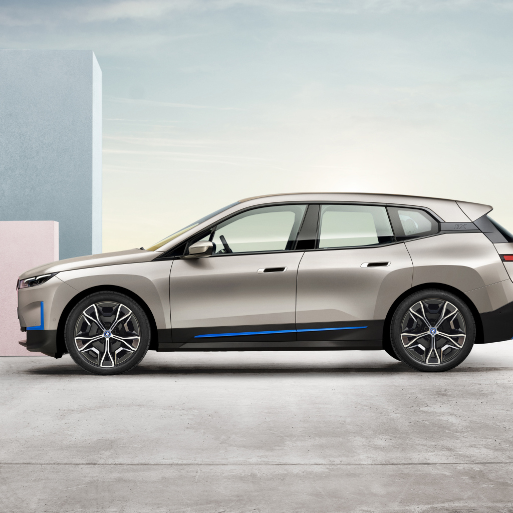 Серебристый автомобиль BMW IX 2021 года вид сбоку