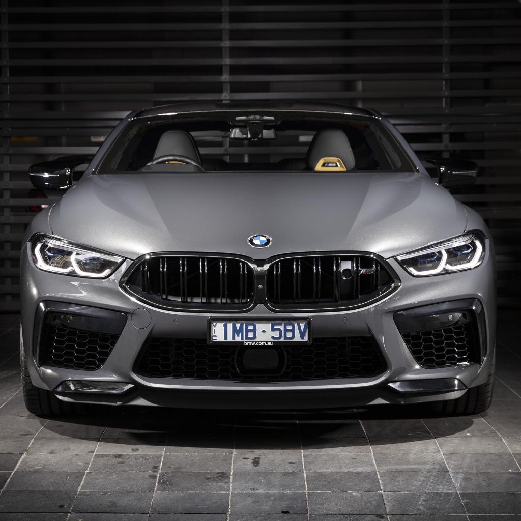 Серебристый автомобиль BMW M8,  2020 года