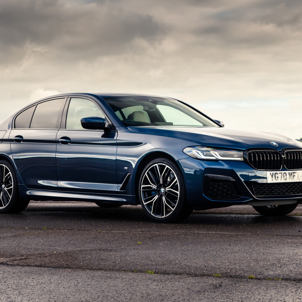 Стильный BMW 530e XDrive M Sport 2020 года на фоне грозового неба