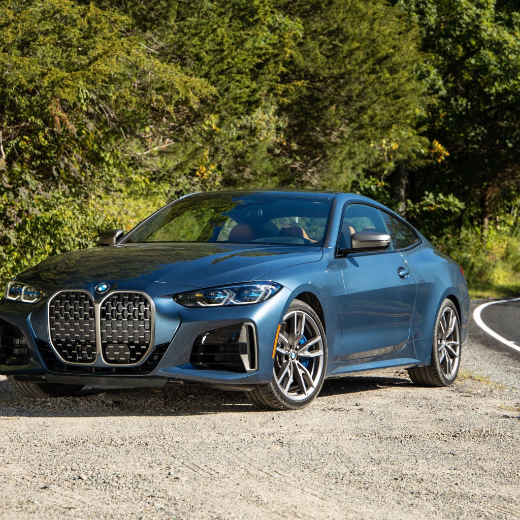 Стильный автомобиль  BMW M440i XDrive Coupe на дороге 