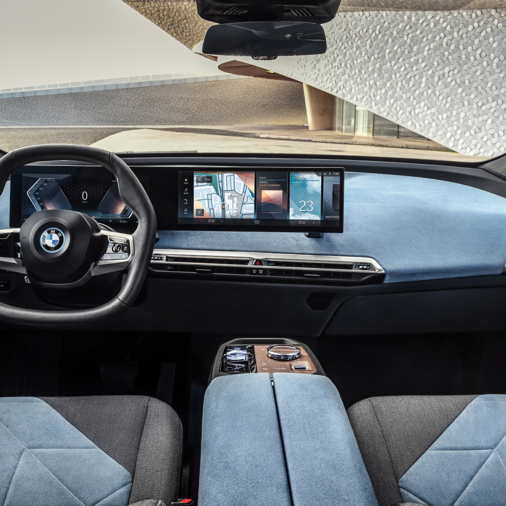 Стильный салон автомобиля BMW IX 2021 года