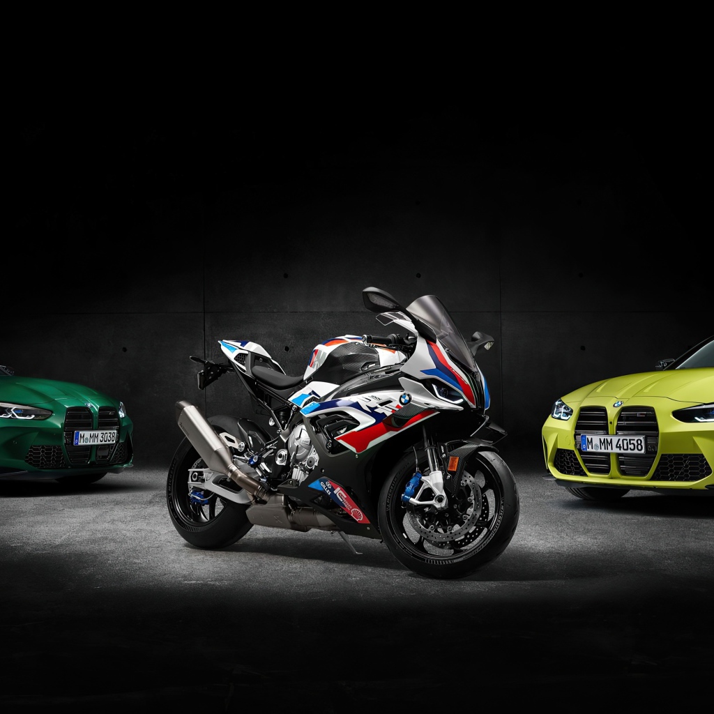 Два автомобиля и  мотоцикл Bmw на черном фоне