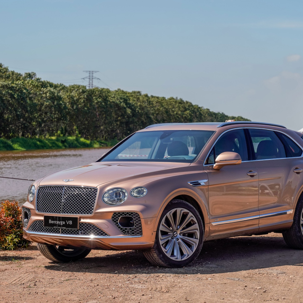 Автомобиль Bentley Bentayga V8 2020 года у реки