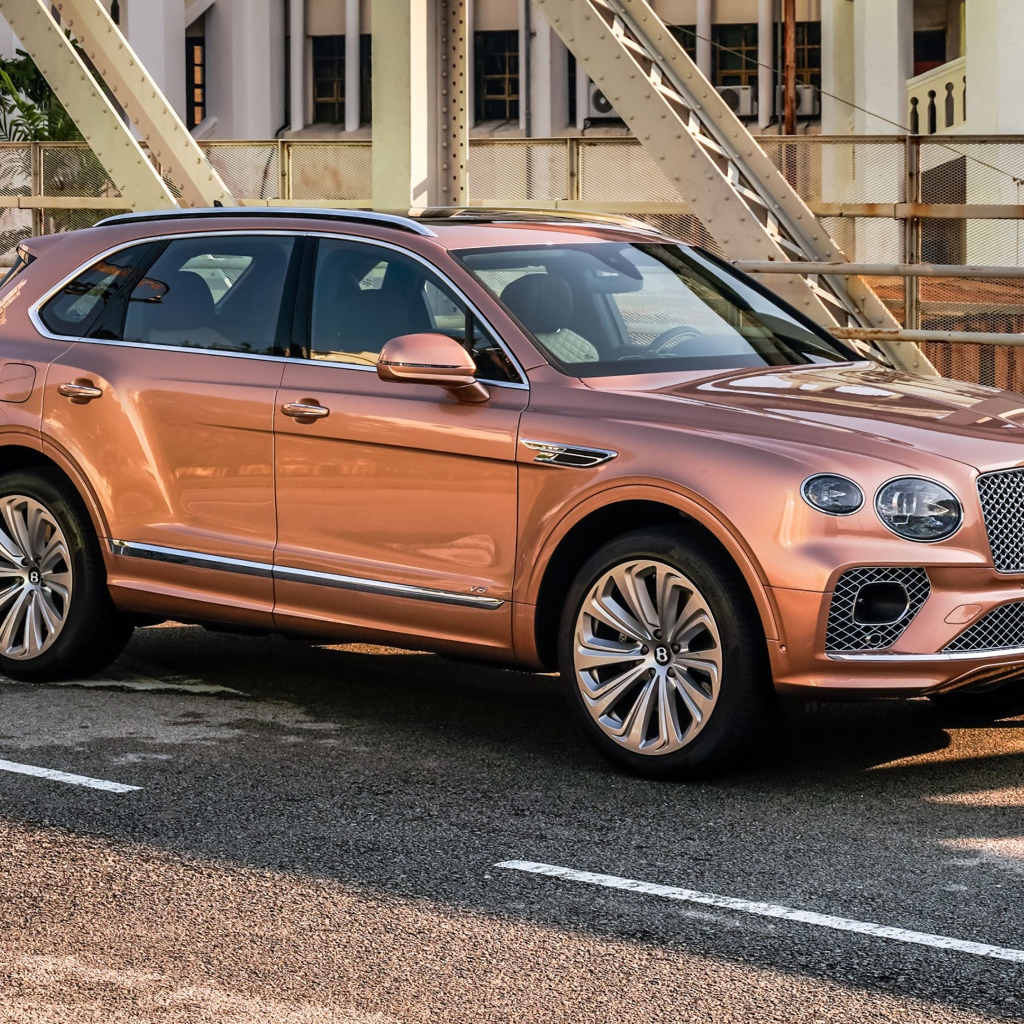 Кроссовер Bentley Bentayga V8 2020 года на мосту 