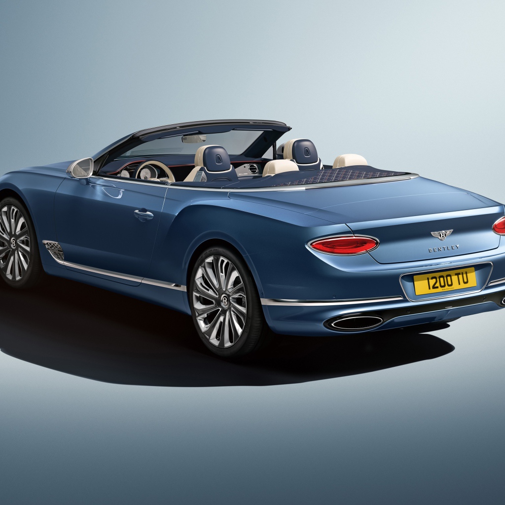 Автомобиль кабриолет Bentley Continental GT  2020 года вид сзади 